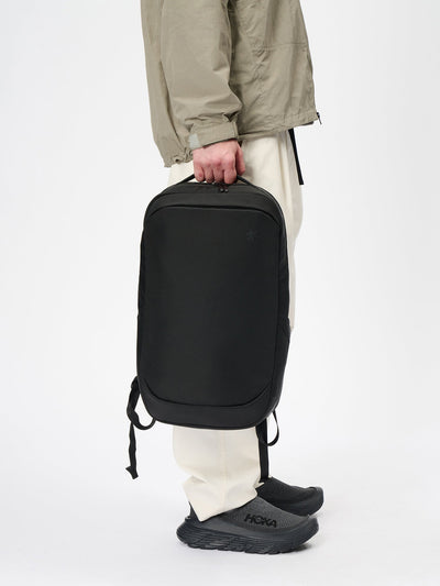 Model: Height 185cm / 6'0" | Wearing: BLACK x BLACK / F