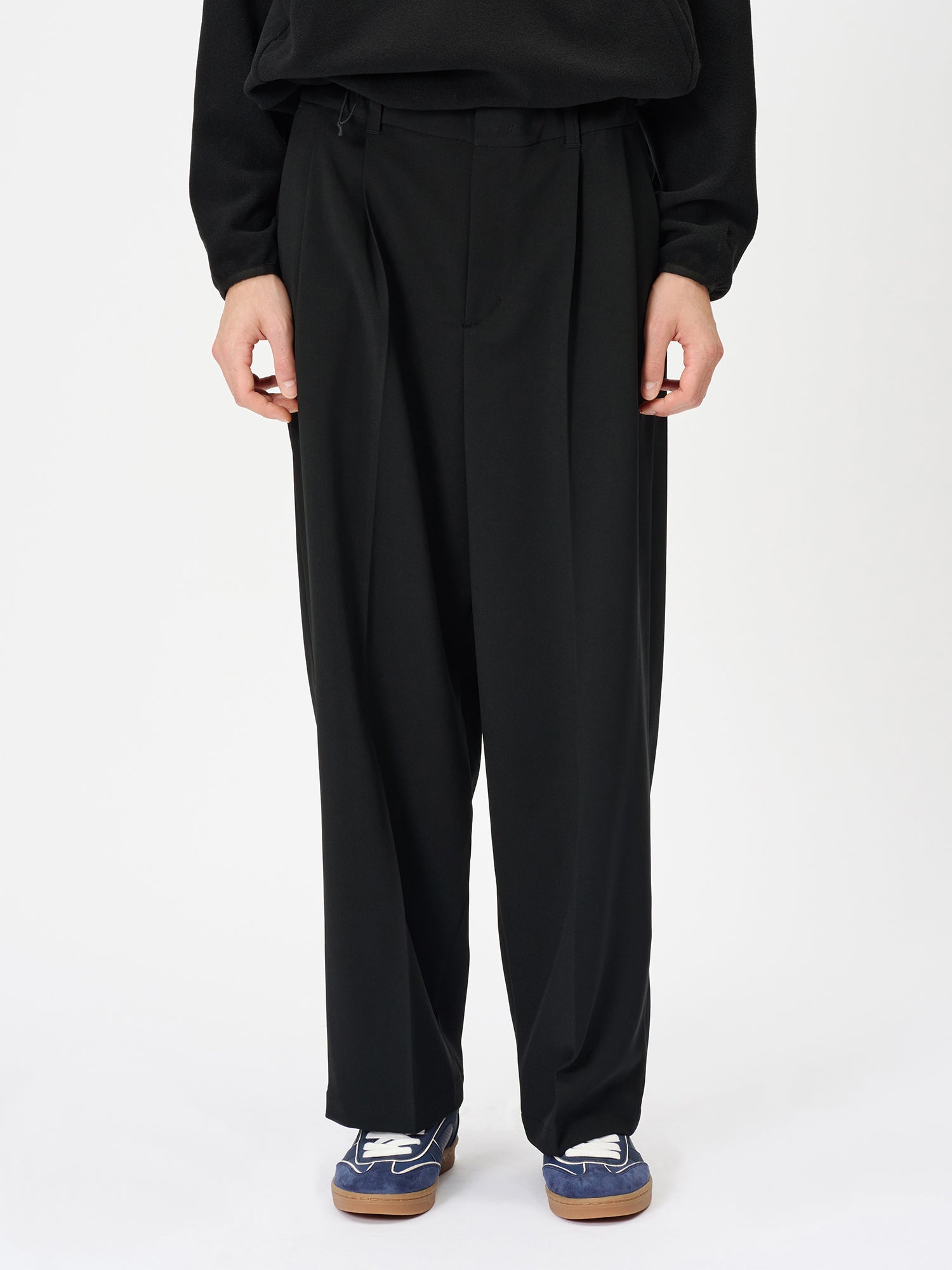 Model: Height 177cm / 5'8'' | Wearing: BLACK / 3