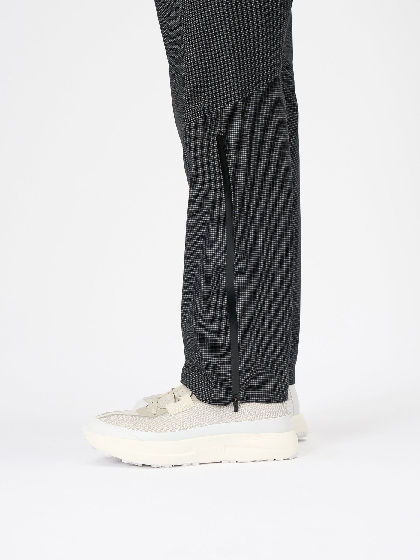 Model: Height 184cm / 6'0" | Wearing: BLACK / 3