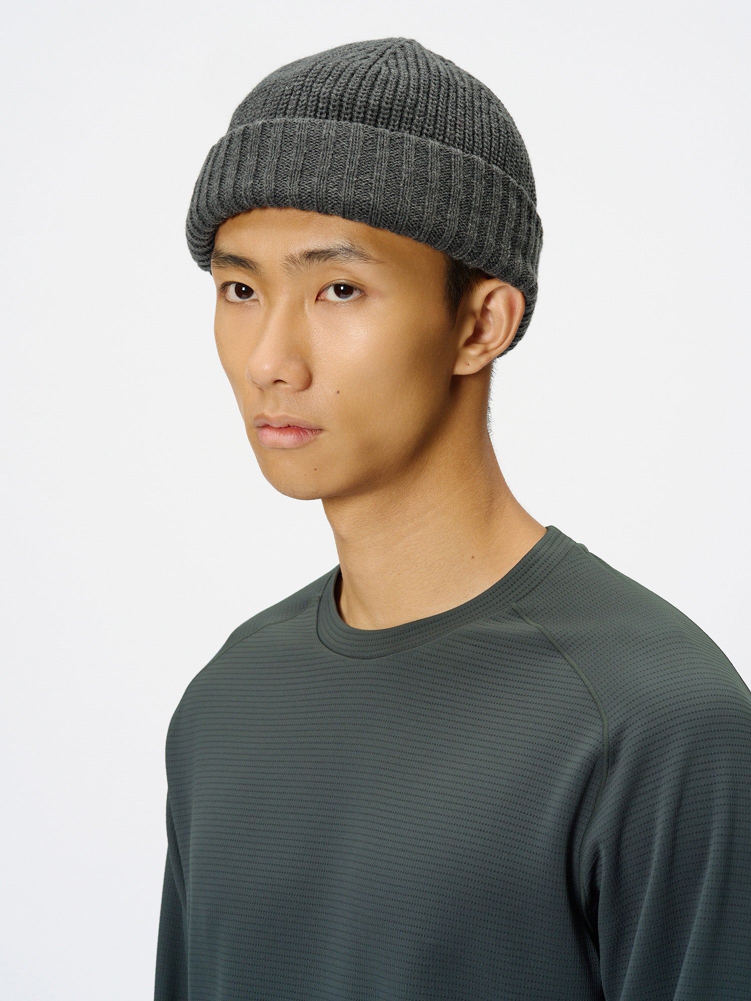 Model: Height 183cm / 6'0" | Wearing: CHARCOAL GRAY / F