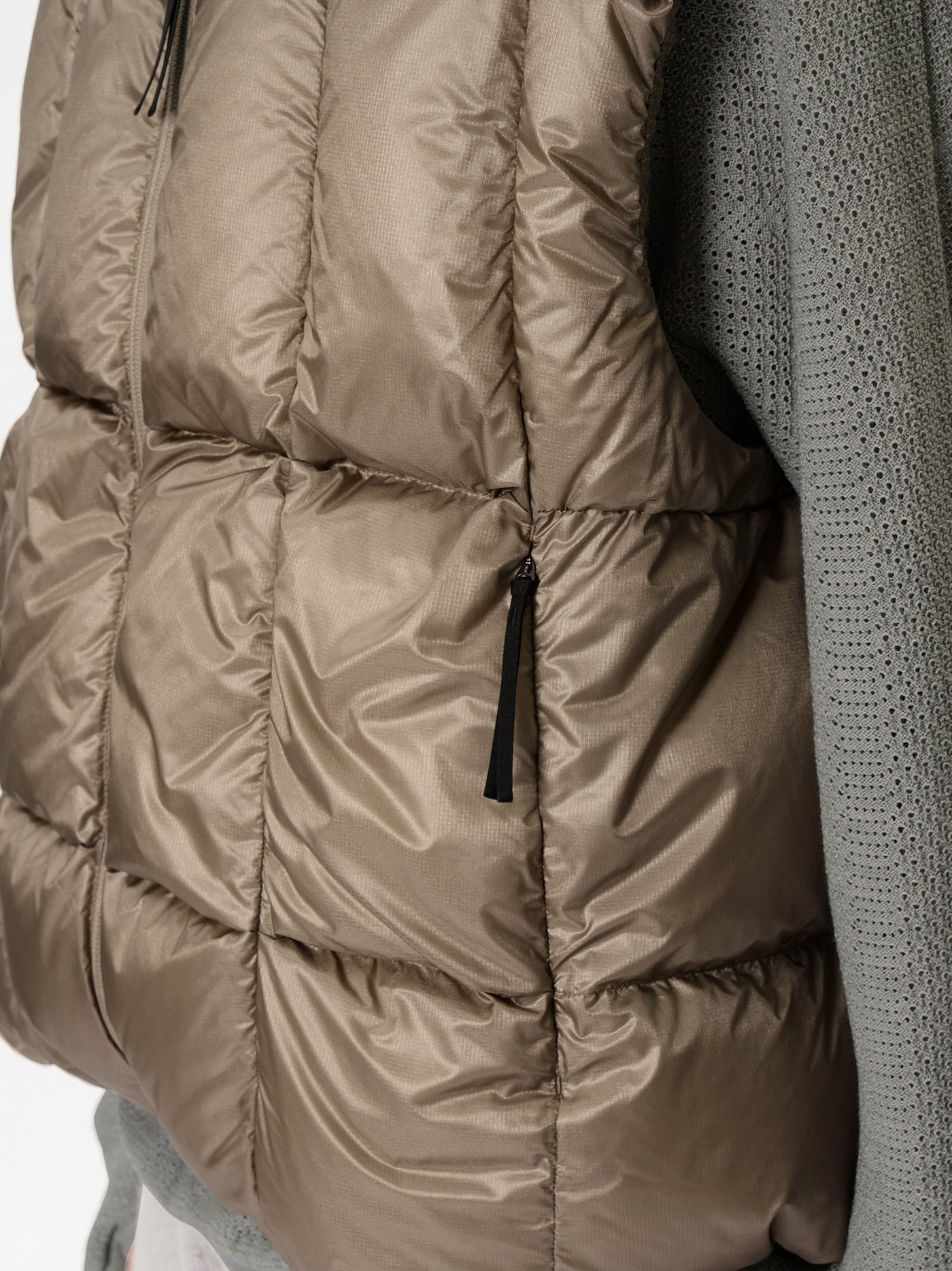 Three-Dimensional Down Light Vest